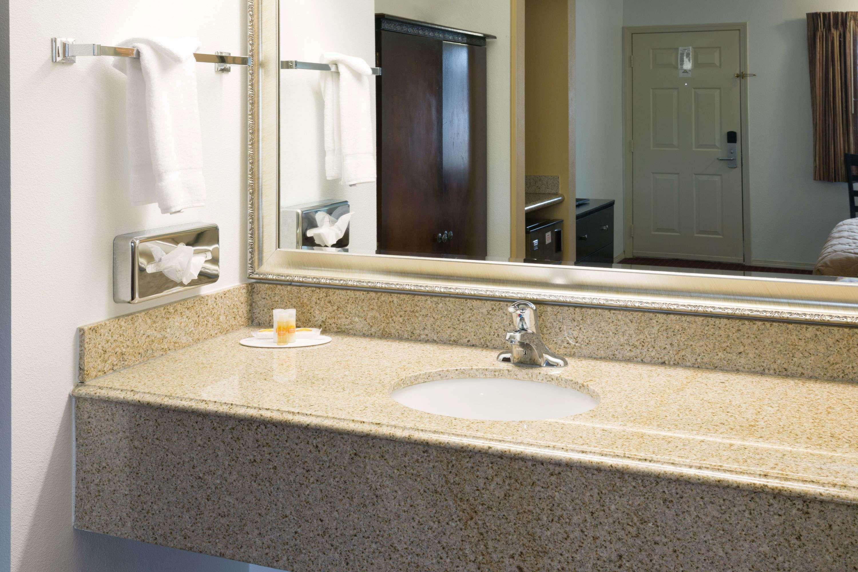 Days Inn By Wyndham Newport Or Εξωτερικό φωτογραφία